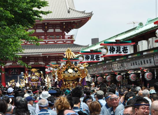 三社祭のようす